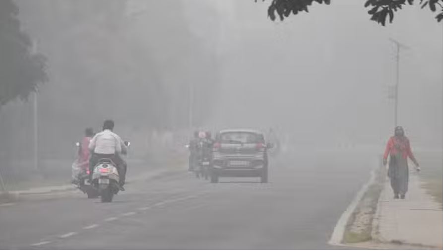 धुंधला पंजाब: घनी धुंध के कारण फ्लाइट्स कैंसिल, ट्रेनों की स्पीड भी घटी