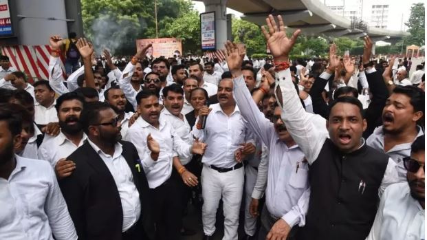 आज हापुड़ रोड को जाम करेंगे वकील, जज को बर्खास्त करने की मांग पर अड़े