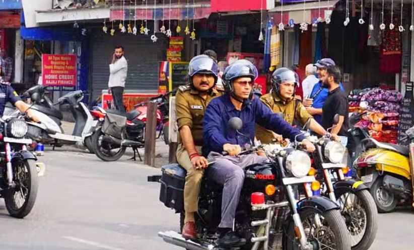 देहरादून की सड़कों पर बाइक से निकली डीएम और कप्तान की जोड़ी