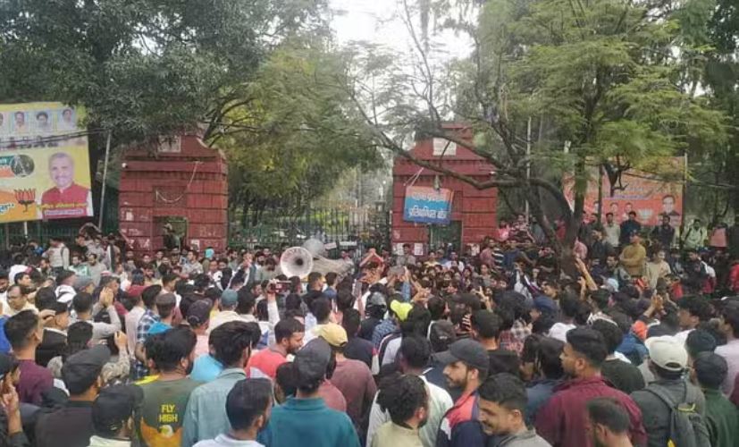 देहरादून: सैकड़ों की संख्या में एकजुट युवा सीएम आवास कूच करने पहुंचे