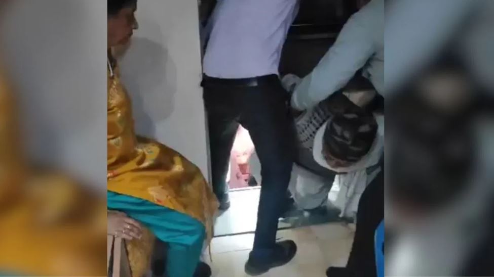 गाजियाबाद: फिर से लिफ्ट में अटकी सांसें, सात लोग अंदर फंसे
