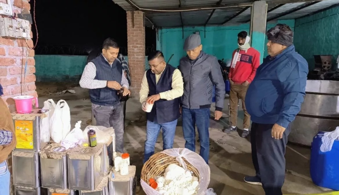 बुलंदशहर में नकली दूध-पनीर की फैक्ट्री का भंडाफोड़, केमिकल से दो मिनट में बनाते थे माल