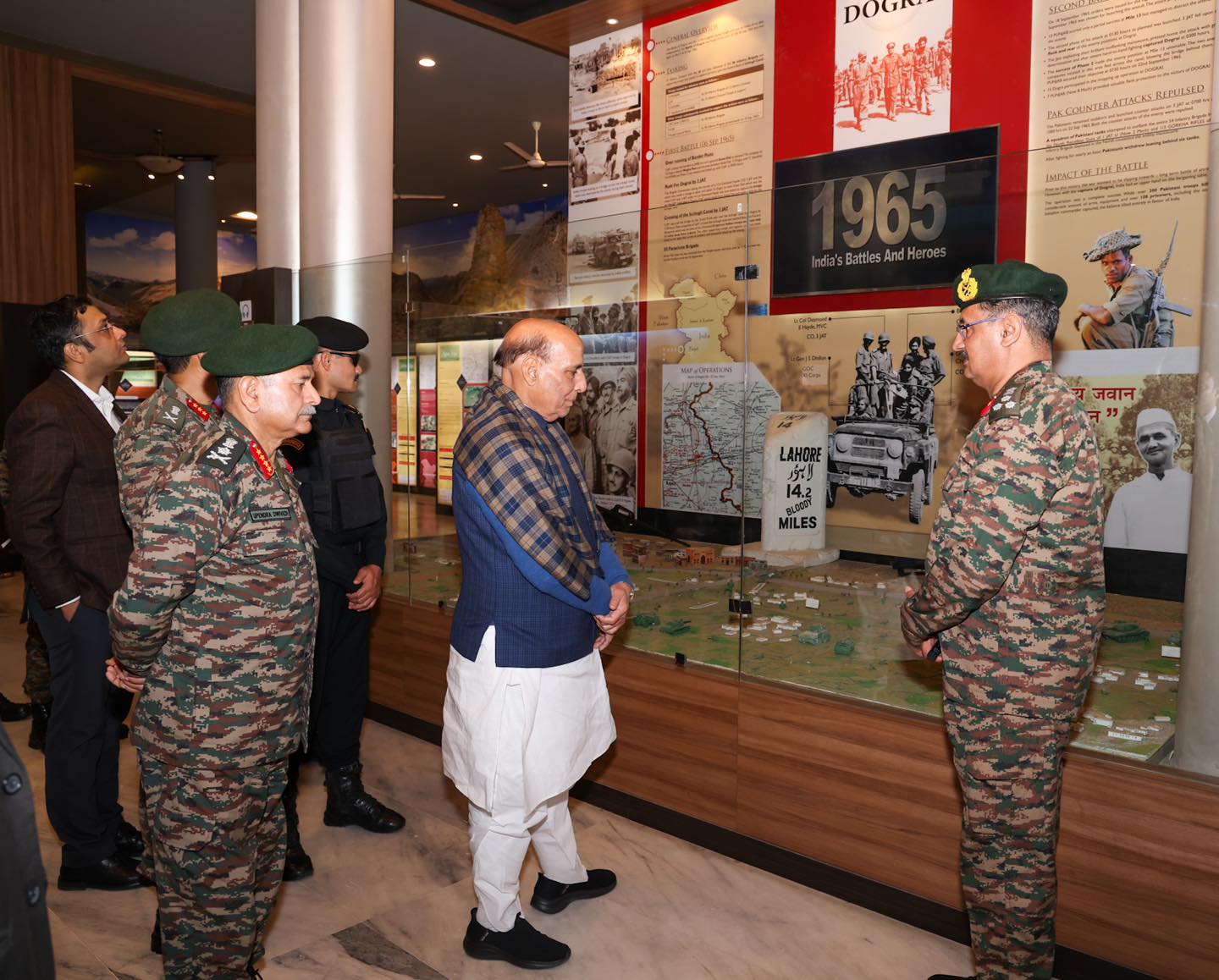 सुरक्षा के मोर्चे पर भारत नहीं रहा है बहुत भाग्यशाली, महू में जवानों से बोले राजनाथ सिंह