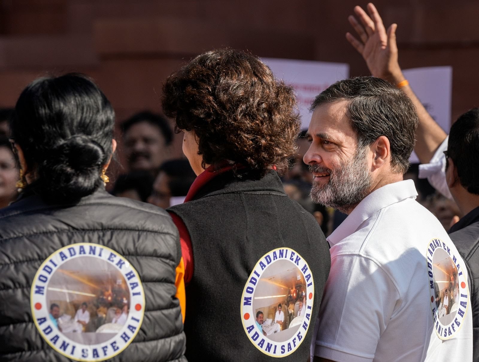 अडाणी मामले पर काली जैकेट, संसद परिसर में प्रदर्शन, राहुल भी हुए शामिल