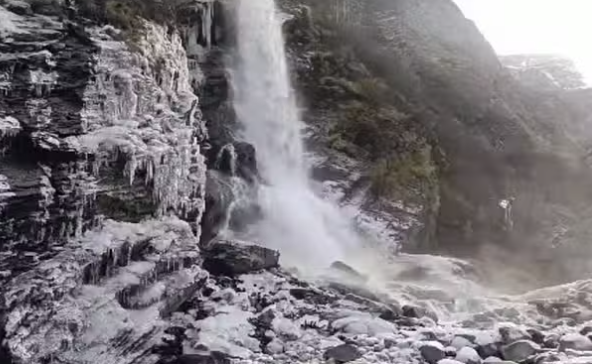 बदरीनाथ धाम में कड़ाके की ठंड, माइनस सात डिग्री पहुंचा तापमान, जमा ऋषि गंगा का पानी