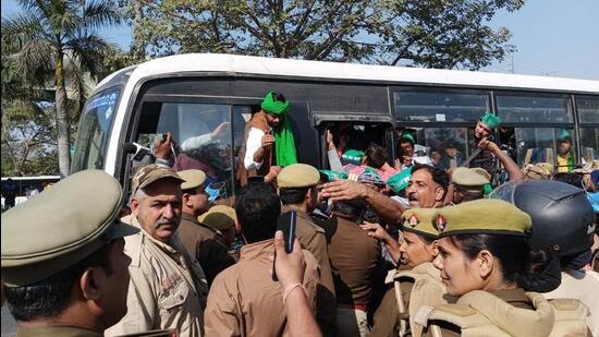 नोएडा: परी चौक पर दिल्ली कूच के लिए पहुंचे 60 से अधिक किसान गिरफ्तार, भेजा गया जेल