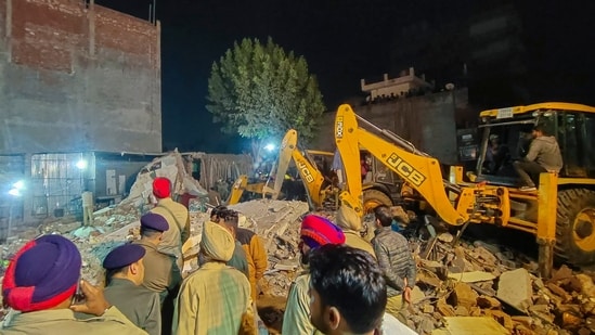 मोहाली में बहुमंजिला इमारत गिरी, महिला की मौत, रेस्क्यू ऑपरेशन जारी