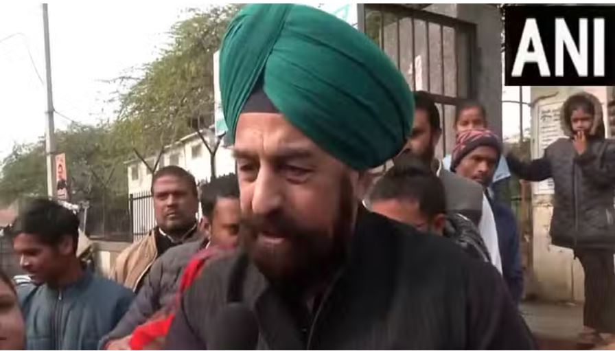 दिल्ली: भाजपा नेता ने झुग्गी बस्तियों में लगाए गोल्डन टॉयलेट वाले पोस्टर