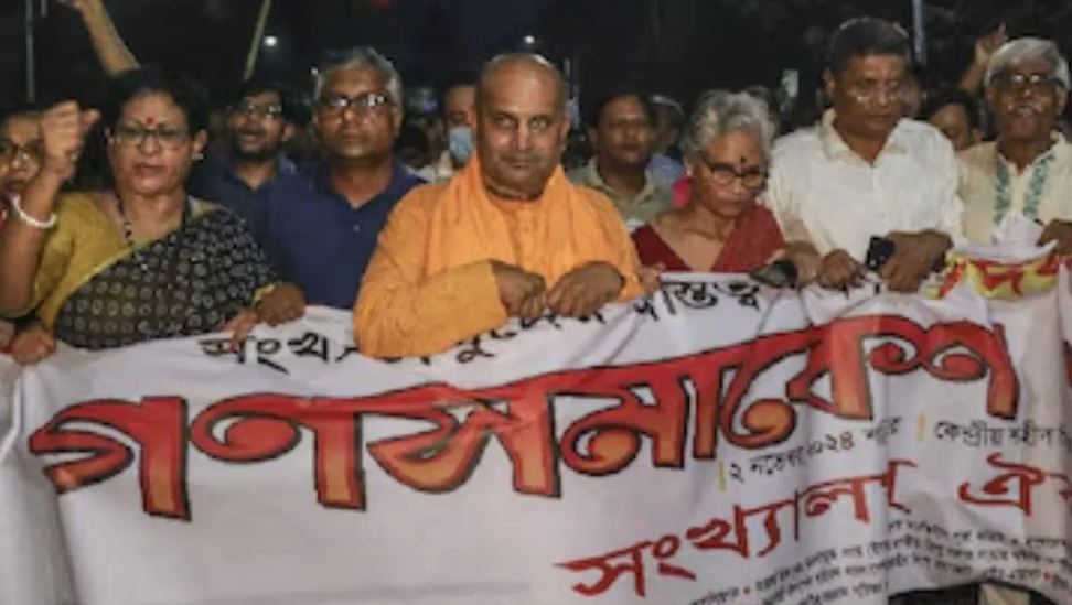 बांग्लादेश में हिंदुओं पर हमले और चिन्मय दास की गिरफ्तारी के खिलाफ सीमा पर प्रदर्शन