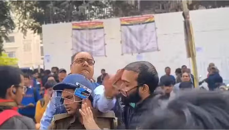 बीपीएससी की परीक्षा के बाद हुए हंगामा को शांत करने उतरे डीएम, चलाया हाथ