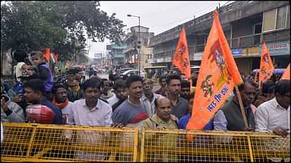 बांग्लादेश में हिंदुओं पर हमले का विरोध, पेट्रापोल सीमा पर भाजपा विधायक और हजारों लोगों का प्रदर्शन