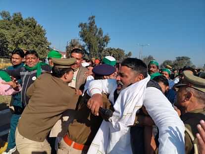 पुलिस से धक्का-मुक्की, हाईवे पर धरना-प्रदर्शन