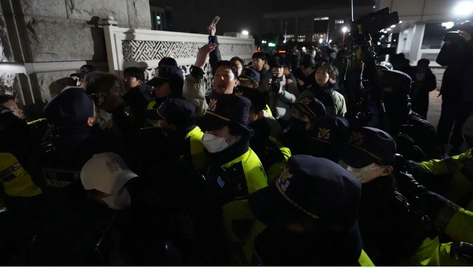 साउथ कोरिया में मॉर्शल लॉ का विरोध, विपक्षी सांसदों के साथ सेना की झड़प