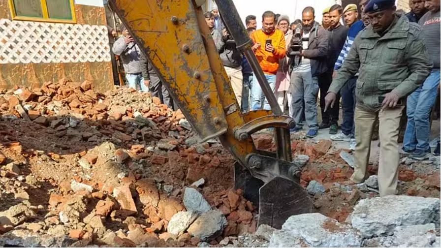 संभल में बुलडोजर एक्शन: हिंसाग्रस्त क्षेत्रों में तोड़े गए ढांचे