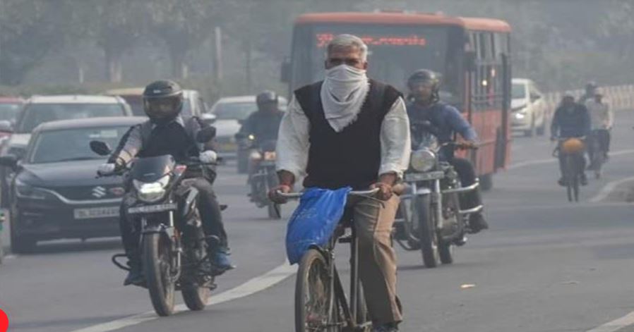 दिल्ली की हवा और खराब, एक्यूआई 451 पर पहुंचा