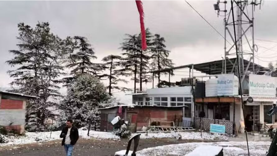 क्रिसमस से पहले उत्तर भारत में शीतलहर, पहाड़ों पर जमे झरने-नदी-नाले