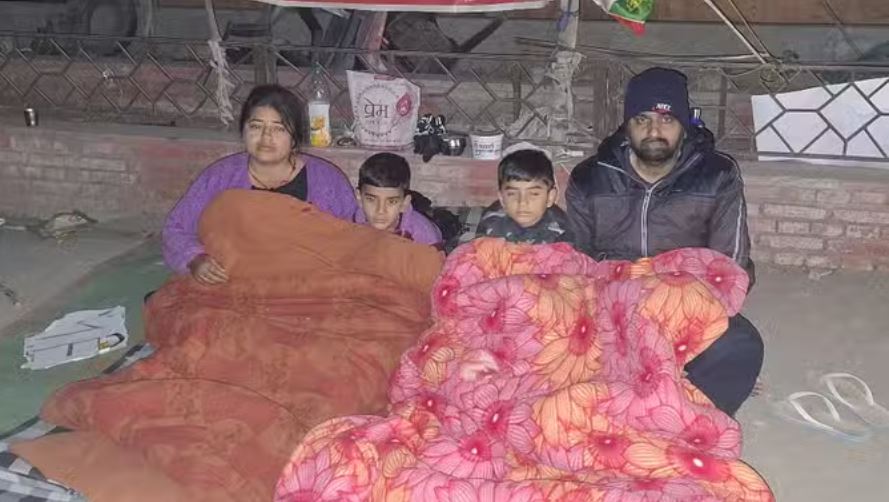 कड़ाके की ठंड में सड़क पर परिवार: हिसार में लापता बेटी की तलाश में बच्चों के साथ धरना