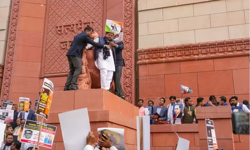 आंबेडकर के मुद्दे पर रार, कांग्रेस सांसदों ने मकर द्वार पर चढ़कर किया हंगामा