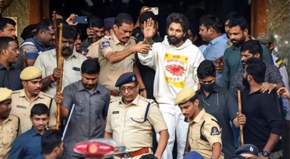 आज रात जेल में ही बिताएंगे अल्लू अर्जुन; पिता अरविंद घर लौटे