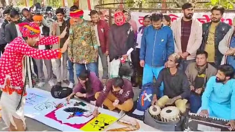 कला शिक्षकों की नियुक्ति की मांग को लेकर टोंक में अनूठा प्रदर्शन