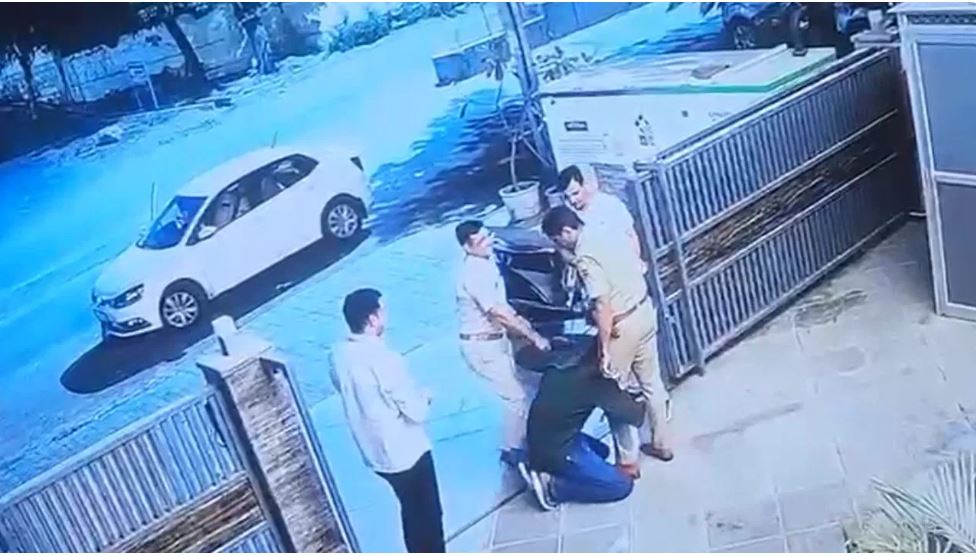 ‘गलती हो गई साहब’… जब दारोगा के पैर पकड़कर गिड़गिड़ाने लगा हिस्ट्रीशीटर