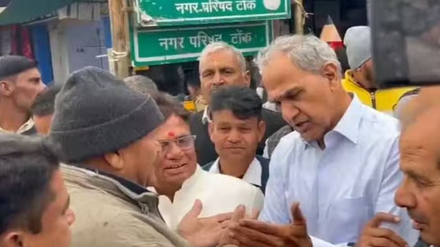 सीवरेज और सड़क समस्या को देखने पैदल निकले सांसद, प्रेस वार्ता में गृहमंत्री के बयान पर जताया विरोध