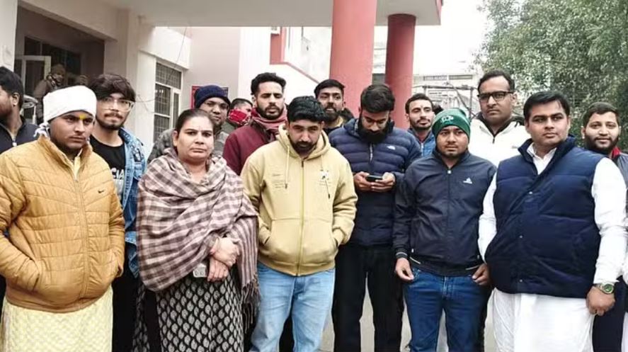 रोहतक में धर्मांतरण विवाद: हिंदू संगठन भी पुलिस थाने पहुंचे