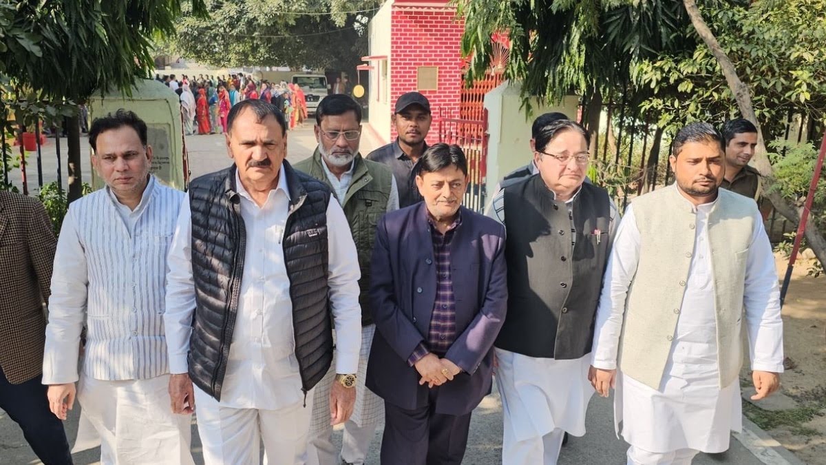 मुरादाबाद के जेलर-डिप्टी जेलर सस्पेंड, संभल हिंसा के आरोपियों से सपा नेताओं को मिलाने पर गिरी गाज