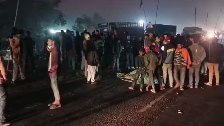 नेपाल के बुजुर्ग की ट्रक से कुचल कर मौत, विरोध में एनएच को किया जाम