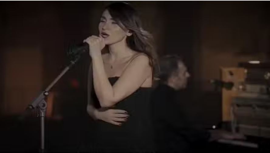 ईरानी गायिका को हिजाब न पहनने के लिए पुलिस ने जेल में डाला