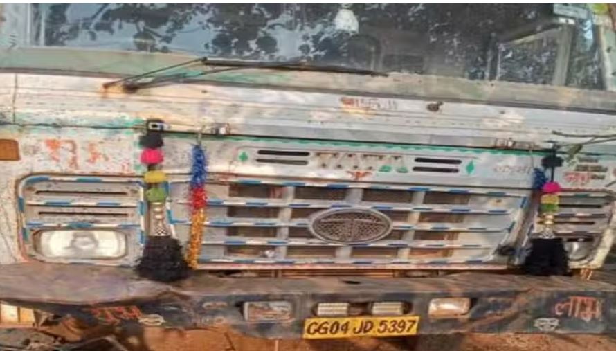 रायपुर: तेज रफ्तार हाइवा का कहर, बाइक सवार दंपती की मौत