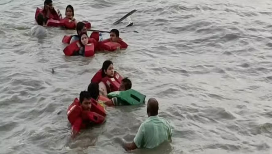 गोवा में कैलंगुट बीच के पास पर्यटकों से भरी नाव पलटी; एक की मौत, 20 लोग बचाए गए