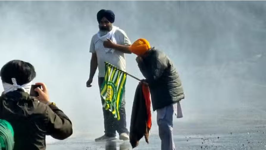 किसान वापस लाैटे, सरवण सिंह पंधेर बोले-आंसू गैस और वाटर कैनन प्रयोग से 15 घायल