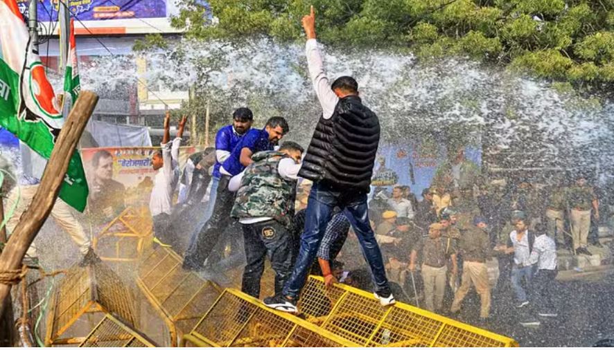 जयपुर में यूथ कांग्रेस ने किया प्रदर्शन, पुलिस और कार्यकर्ताओं में झड़प