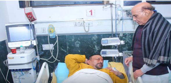 रक्षा मंत्री राजनाथ सिंह ने घायल सांसदों से अस्पताल में की मुलाकात