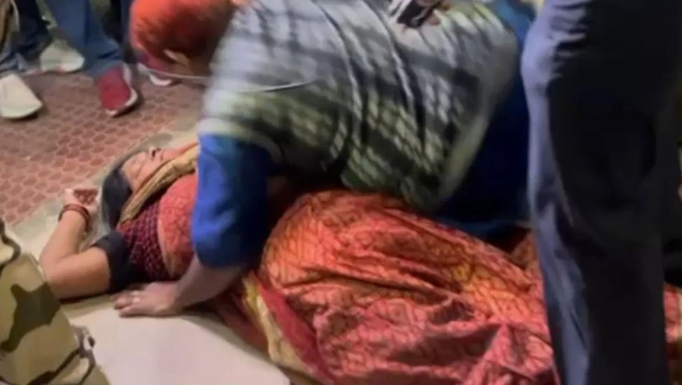 अतुल का अस्थि कलश लेकर पटना एयरपोर्ट पहुंची मां हुई बेहोश