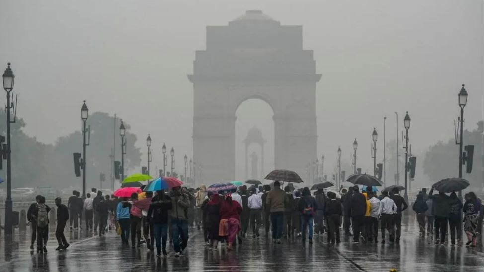 दिल्ली में भारी बारिश का अलर्ट, बढ़ी ठंड, जानें आज कैसा रहेगा मौसम