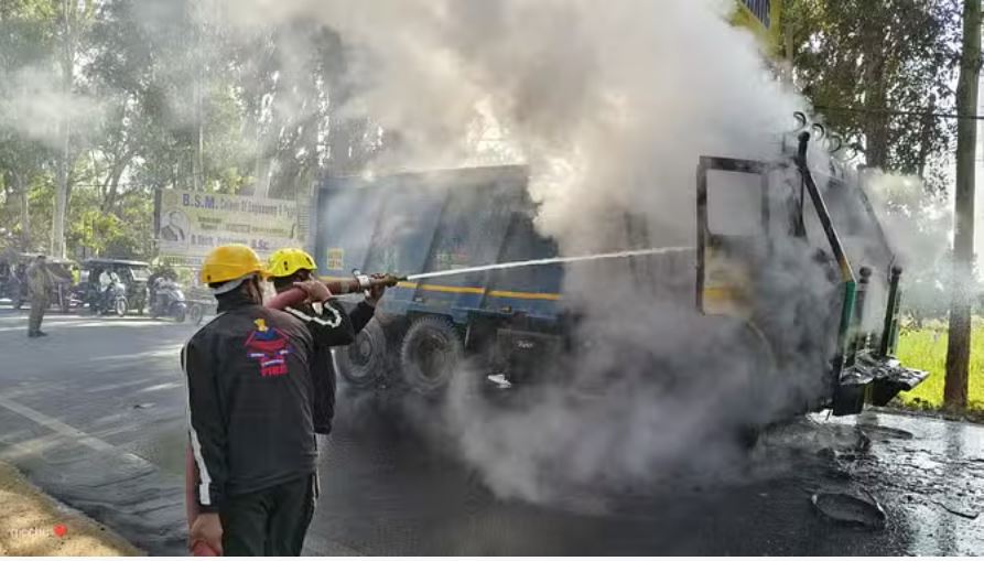 रुड़की-लक्सर हाईवे पर डंपर में लगी आग, धुआं उठता देख चालक ने कूदकर बचाई जान