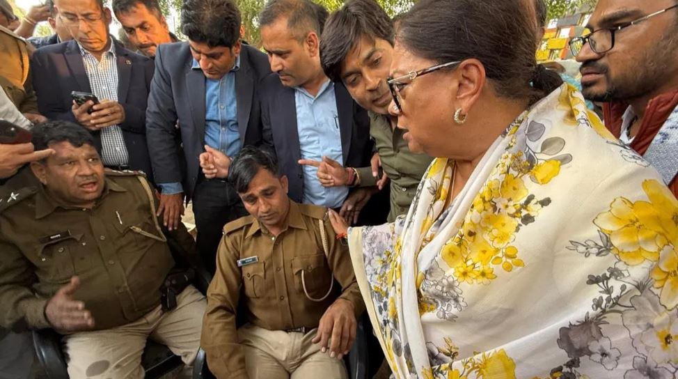 राजस्थान: पूर्व सीएम वसुंधरा के काफिले की गाड़ी पलटी, 6 पुलिसकर्मी घायल