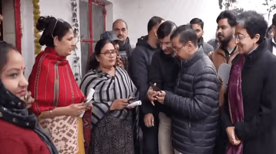 दिल्ली में महिला सम्मान योजना शुरू, अरविंद केजरीवाल ने खुद कराया रजिस्ट्रेशन