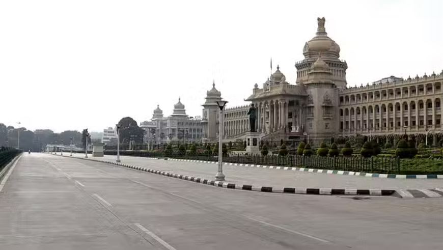 लिंगायत समुदाय के आरक्षण को लेकर कर्नाटक विधानसभा में हंगामा, भाजपा विधायकों ने फाड़े कागजात