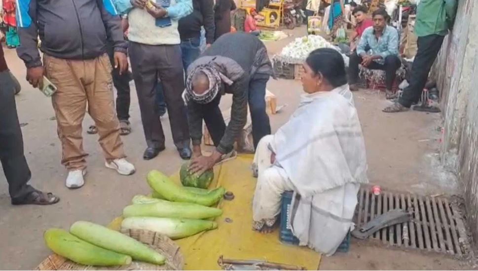 नगर निगम की डिप्टी मेयर चिंता देवी ने लगाया ठेला, बेचने लगीं सब्जी