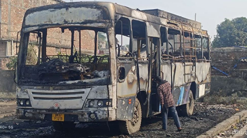 बस में बैठकर पी रहे थे सिगरेट; धू-धूकर जल गईं 2 बसें