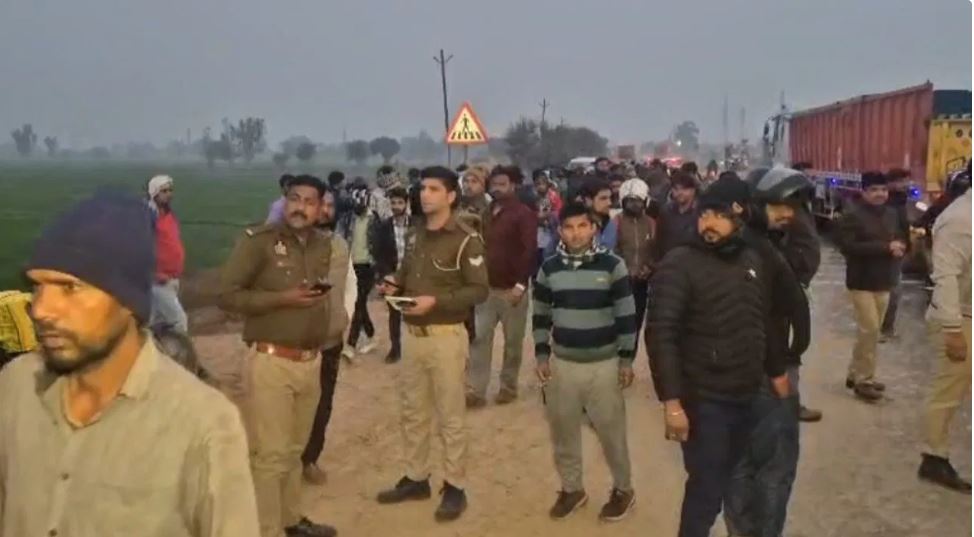 हाथरस: डंपर ने सड़क पर पैदल चल रहे मजदूरों को कुचला, 3 की मौत