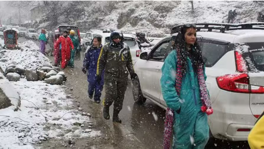 कुफरी-नारकंडा व सोलंगनाला में हिमपात, 223 सड़कें बंद, बर्फ में फंसे 10 हजार सैलानी निकाले