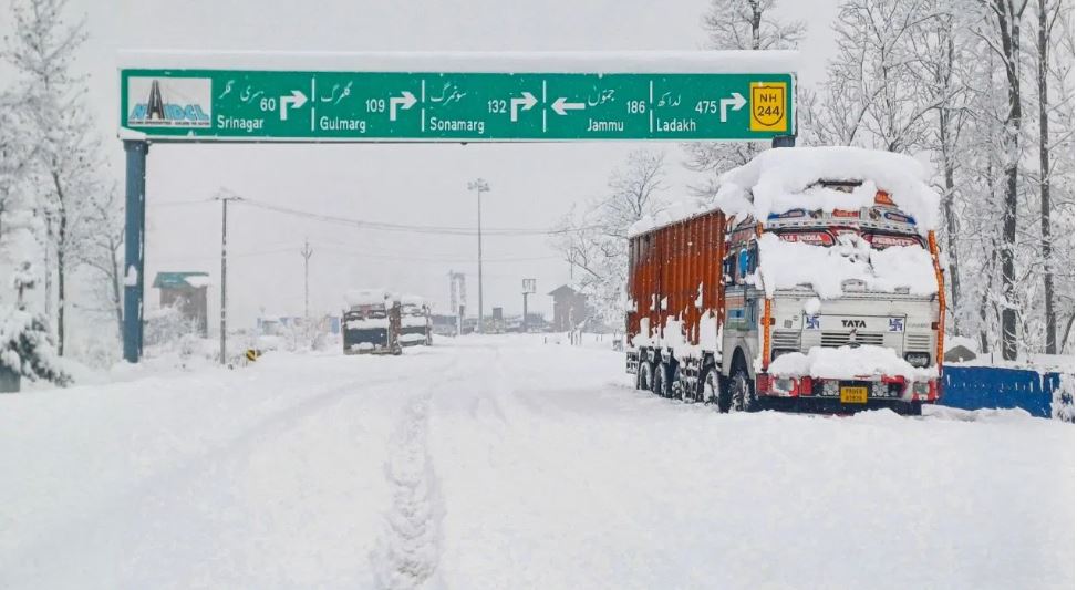 अगले दो दिन कोहरे में लिपटी रहेगी दिल्ली, उत्तराखंड से कश्मीर तक भारी बर्फबारी