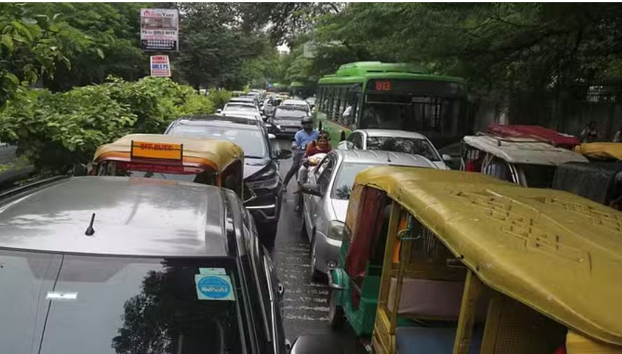 दिल्ली ट्रैफिक पुलिस का बड़ा कदम: हवा सुधारने के लिए इन वाहनों पर कसेगी शिकंजा