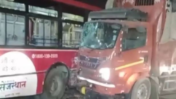 जयपुर-अजमेर हाइवे पर फिर बड़ा हादसा, लो-फ्लोर बस और ट्रक की टक्कर में 10 घायल