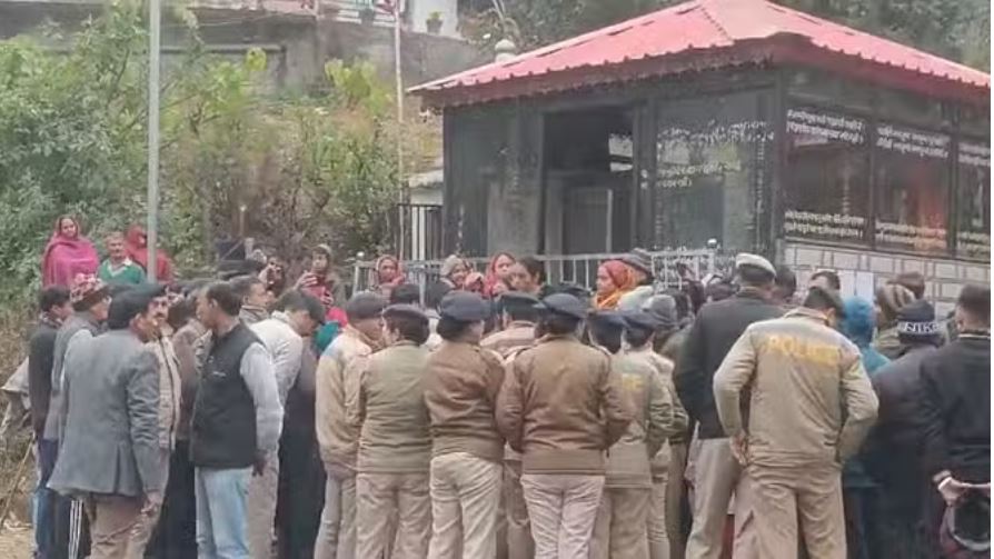 हिमाचल में 60 साल पुराने मंदिर को गिराया गया, मौके पर तैनात रही पुलिस