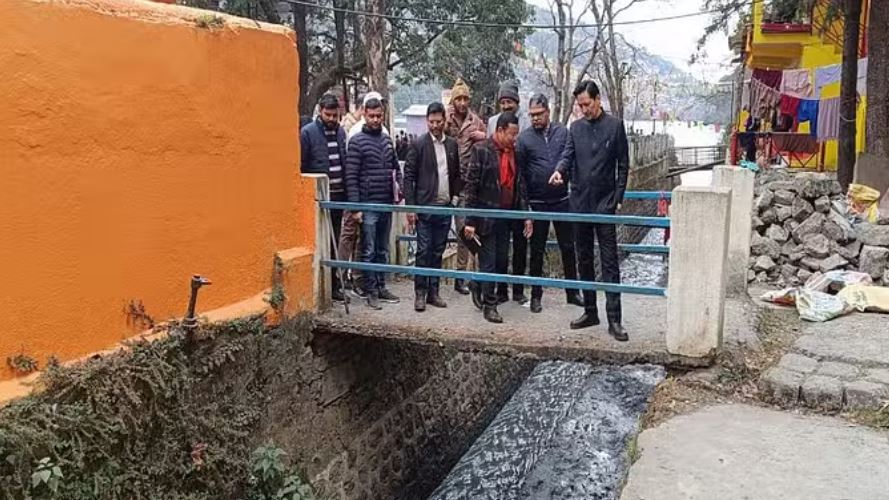 नैनीताल: खूबसूरत शहर नैनीताल में दिखी गंदगी, आईएएस दीपक रावत ने लगाई अफसरों की क्लास